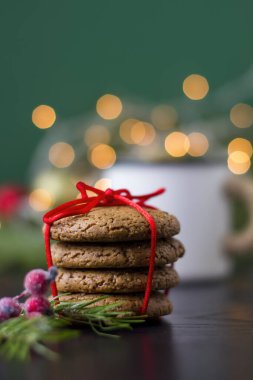 Noel Baba için kurabiye ve süt tahta masada, Noel tatili arka planında. Seçici odak.