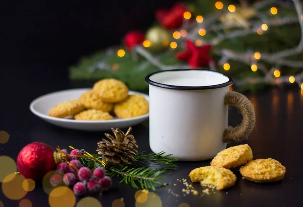 Galletas Leche Para Santa Claus Mesa Madera Fondo Navideño Enfoque —  Fotos de Stock