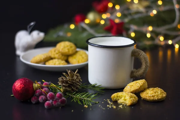 Plätzchen Und Milch Für Den Weihnachtsmann Auf Dem Holztisch Weihnachtlicher — Stockfoto
