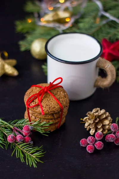 Plätzchen Und Milch Für Den Weihnachtsmann Auf Dem Holztisch Weihnachtlicher — Stockfoto