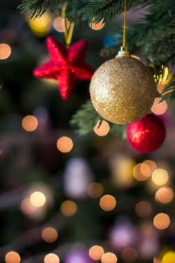 Noel ağacında kırmızı ve altın Noel oyuncakları. Tatil arkaplanı.