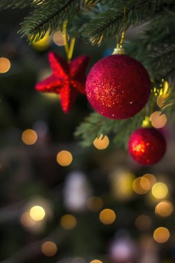 Noel ağacında kırmızı Noel topları. Tatil arkaplanı.