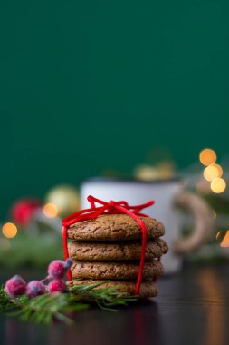 Noel Baba için ahşap masada kurabiye ve süt.,