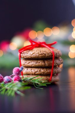 Ahşap masada Noel Baba için kurabiyeler,