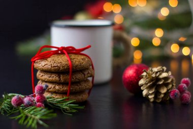 Noel Baba için ahşap masada kurabiye ve süt.,
