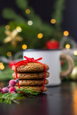 Noel Baba için ahşap masada kurabiye ve süt.,