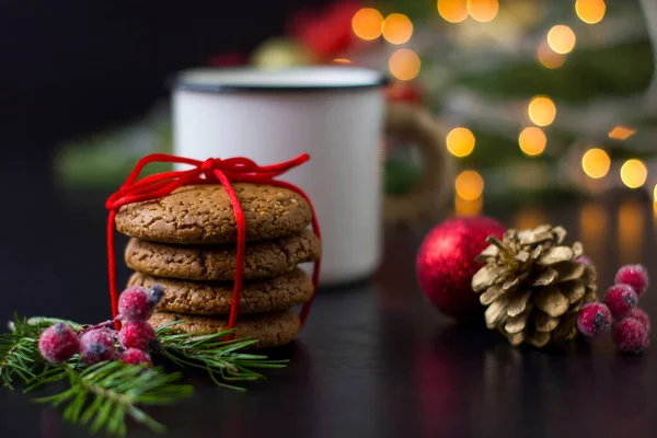 Noel Baba için ahşap masada kurabiye ve süt.,