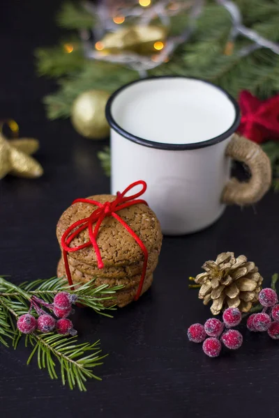 Консервы и молоко для Деда Мороза на деревянном столе, — стоковое фото
