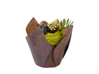 Beyaz arka planda taze böğürtlenli tatlı kek. Seçici odaklanma. Kapat..