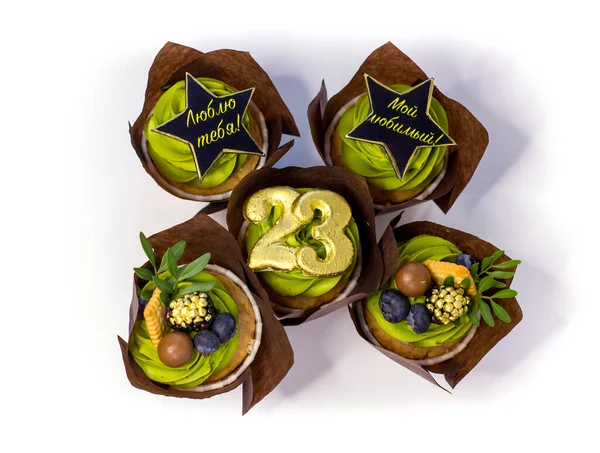 23 Şubat tatili için dekoratif kapkek seti beyazlar üzerinde izole edilmiş. Sözlü kek savunucum, sevgilim ve Anavatan Günü için 23 numara. Seçici odaklanma. Kapat..