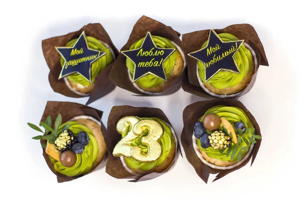 23 Şubat tatili için dekoratif kapkek seti beyazlar üzerinde izole edilmiş. Sözlü kek savunucum, sevgilim ve Anavatan Günü için 23 numara. Seçici odaklanma. Kapat..