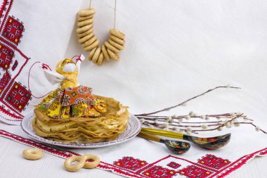 Maslenitsa festivali için krep, tekstil bebeği, tahta kaşık, rushnik ve suşi. Shrovetide için geleneksel Rus yemeği. Tebrik kartı ya da poster. Boşluğu kopyala.