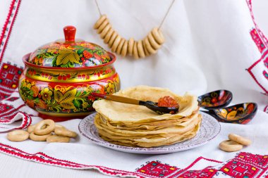 Krepli arka plan, Khokhloma resimli ahşap çatal bıçak, rushnik, Maslenitsa festivali için suşi. Shrovetide için geleneksel Rus yemeği. Tebrik kartı ya da poster. Boşluğu kopyala.