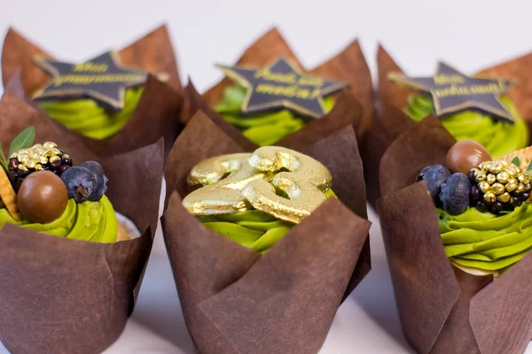 23 Şubat tatili için dekoratif beyaz arka planda izole edilmiş bir dizi tatlı yaratıcı kek..