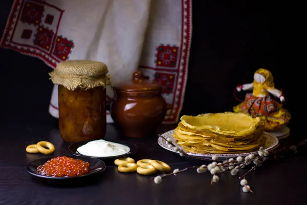 Traditionelles Russisches Essen Und Symbole Auf Dunklem Hintergrund Zum Masleniza Stockbild