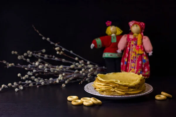 Background Pancakes Textile Dolls Folk Costumes Sushki Pussy Willow Maslenitsa lizenzfreie Stockfotos
