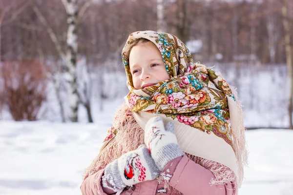 Nettes Mädchen Mit Einem Traditionellen Russischen Kopftuch Und Fäustlingen Auf lizenzfreie Stockbilder
