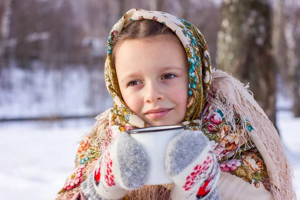 Nettes Mädchen Einem Traditionellen Russischen Kopftuch Mit Einem Becher Heißem Stockbild