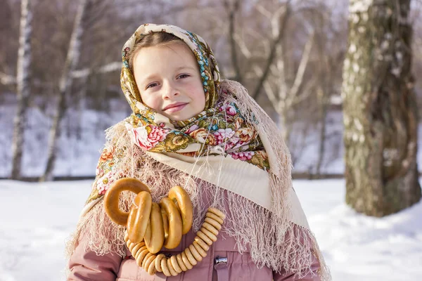 Nettes Mädchen Einem Traditionellen Russischen Kopftuch Mit Bagels Auf Winterlichem lizenzfreie Stockbilder