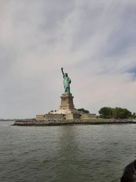 Statue of liberty, The statue is a figure of Libertas, a robed Roman liberty goddess -  Estatua de la Libertad, es uno de los monumentos mas famosos de Nueva York