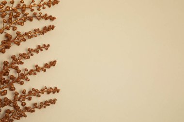 Açık kahverengi arkaplan ve parlak dal. Güzel dekorasyon..