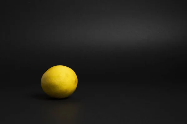 Siyah Arka Planda Limon Güzel Fotoğraf — Stok fotoğraf