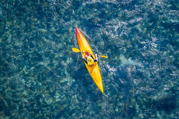 Kayak Jaune Bateau Sur Eau Bleue — Photo