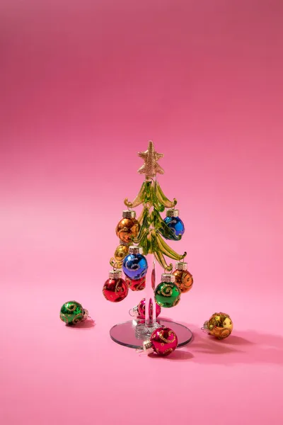 Ano Novo Árvore Natal Com Decoração Colorida Decoração Fundo Rosa — Fotografia de Stock