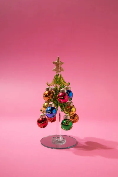 Árvore Natal Com Decoração Colorida Decoração Rosa — Fotografia de Stock