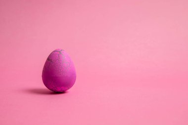 Pembe arka planda pembe yumurta. Güzel, paskalya konsepti.