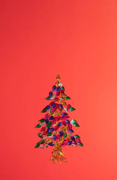 Árvore Natal Feito Zircões Brilho Fundo Vermelho Conceito Férias — Fotografia de Stock