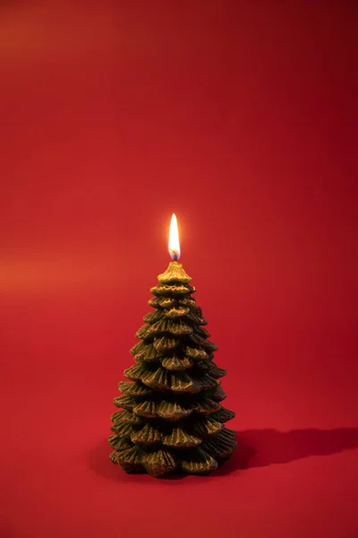 Kaars Kerstboom Rode Achtergrond — Stockfoto