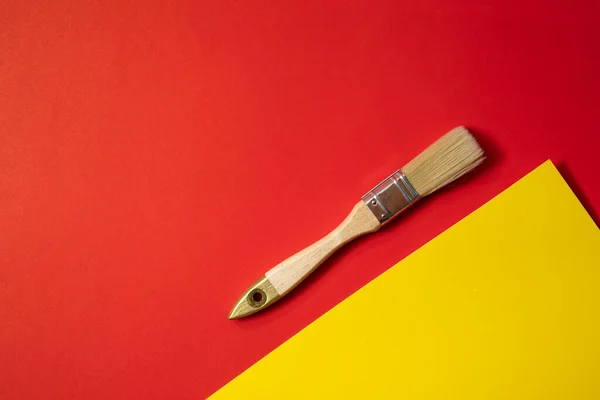 Pincel Pintura Sobre Fondo Rojo Amarillo Cool Idea Colorida — Foto de Stock