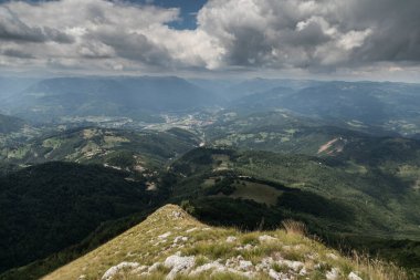 Güzel dağ manzarası ve gökyüzü. Doğa, vahşi yaşam ve dağ tırmanışı fikri.