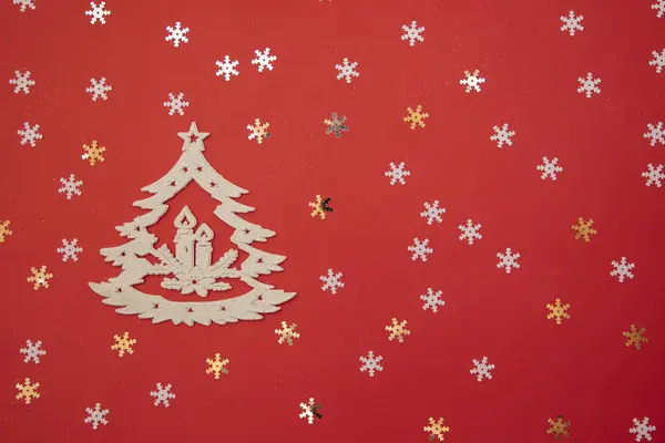 Πρωτοχρονιάτικη Διακόσμηση Χριστουγεννιάτικο Δέντρο Και Νιφάδες Χιονιού Κόκκινο Φόντο — Φωτογραφία Αρχείου