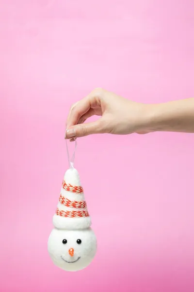 Vackert Huvud Snögubbe Med Hatt Handen Rosa Bakgrund Nyårs Och — Stockfoto