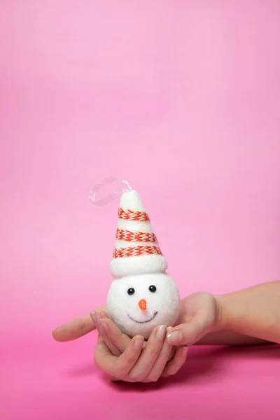 Красивая Голова Снеговика Шляпой Руке Розовый Фон Новогодняя Рождественская Идея — стоковое фото