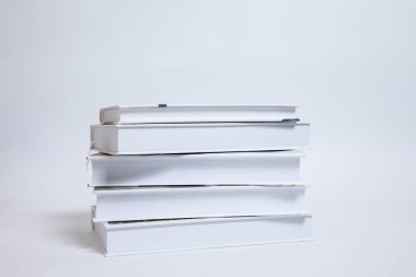 Kitaplar, beyaz altyapı, bilim ve eğitim. Okuma ve yazma konsepti. Yararlı. Beyaz.