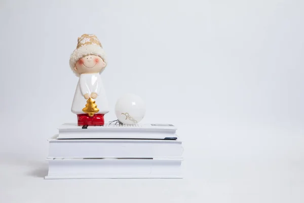 Brinquedo Menino Natal Livros Brancos Ambiente Férias Fundo Branco Feliz — Fotografia de Stock