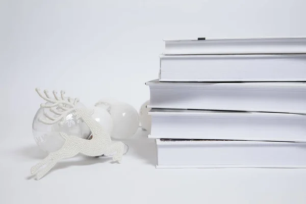Ciervos Blancos Renos Decoración Año Nuevo Libros Sobre Fondo Blanco — Foto de Stock