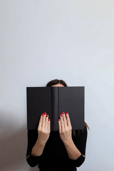 Donna Abiti Neri Tiene Mano Libro Nero Che Copre Viso — Foto Stock