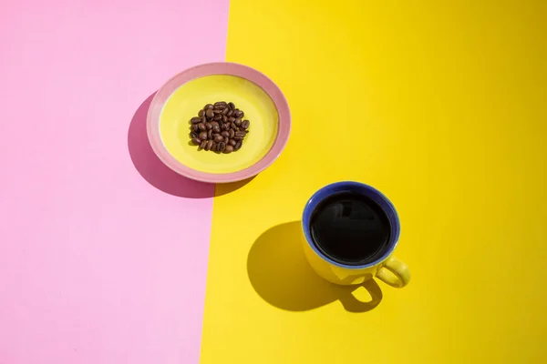 Bandeja Amarelo Rosa Xícara Café Grãos Café Fundo Amarelo Rosa — Fotografia de Stock