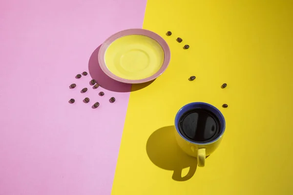 黄粉盘 一杯咖啡和咖啡豆 底色黄粉 — 图库照片