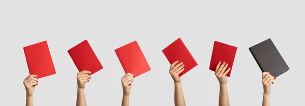Manos Masculinas Femeninas Sostienen Libros Cuadernos Rojos Libro Negro Fondo Fotos De Stock