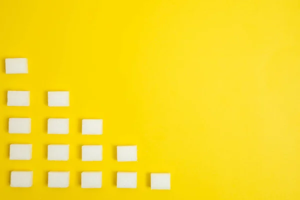 Cubos Açúcar Dispostos Triângulo Com Belo Fundo Amarelo — Fotografia de Stock