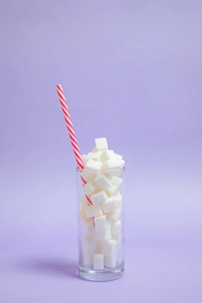 Vidro Cheio Cubos Açúcar Com Uma Palha Dentro Fundo Roxo — Fotografia de Stock