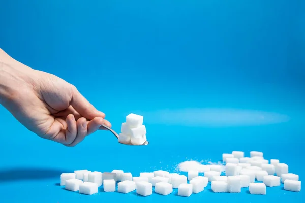 Cubos Açúcar Uma Colher Fundo Azul — Fotografia de Stock