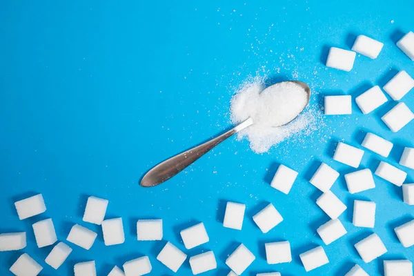 Padrão Cubos Açúcar Uma Colher Açúcar Fundo Azul — Fotografia de Stock