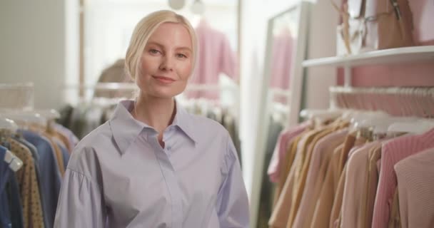 Уверенная улыбающаяся женщина розничный продавец, предприниматель, владелец магазина одежды малого бизнеса, глядя в камеру — стоковое видео