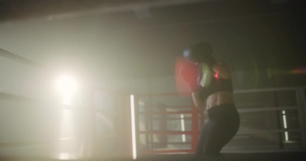 Kaukasiska kvinna idrottsman gör en skugga kamp i Boxing Ring, Utbildning, Förberedelse för en turnering - Fitness, Sport Concept. Kvinnliga tåg slag tittar direkt — Stockvideo